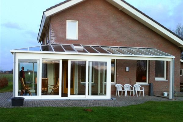 Alu veranda met aanpalende pergola
